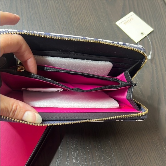 ❤️❤️ Trina Turk Floral Wallet - Navy❤️❤️ - Picture 4 of 5